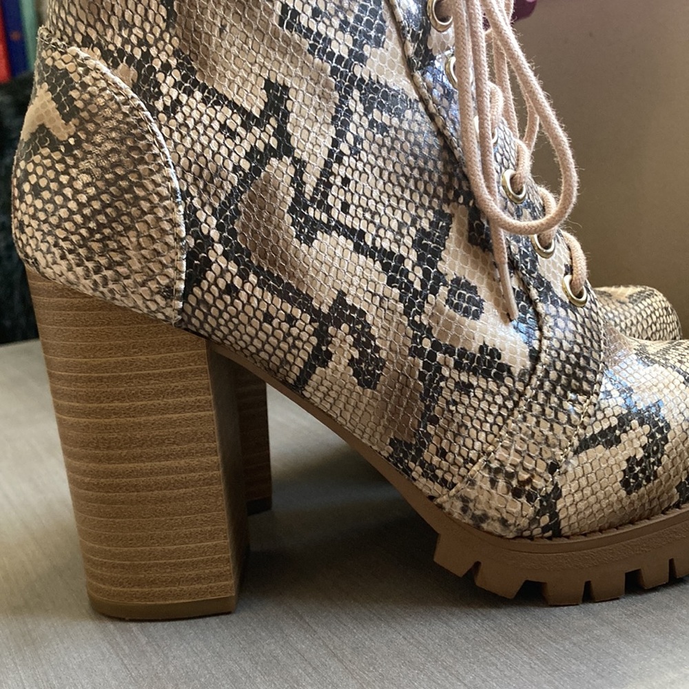 Snakeskin heeled booties - Picture 5 of 6